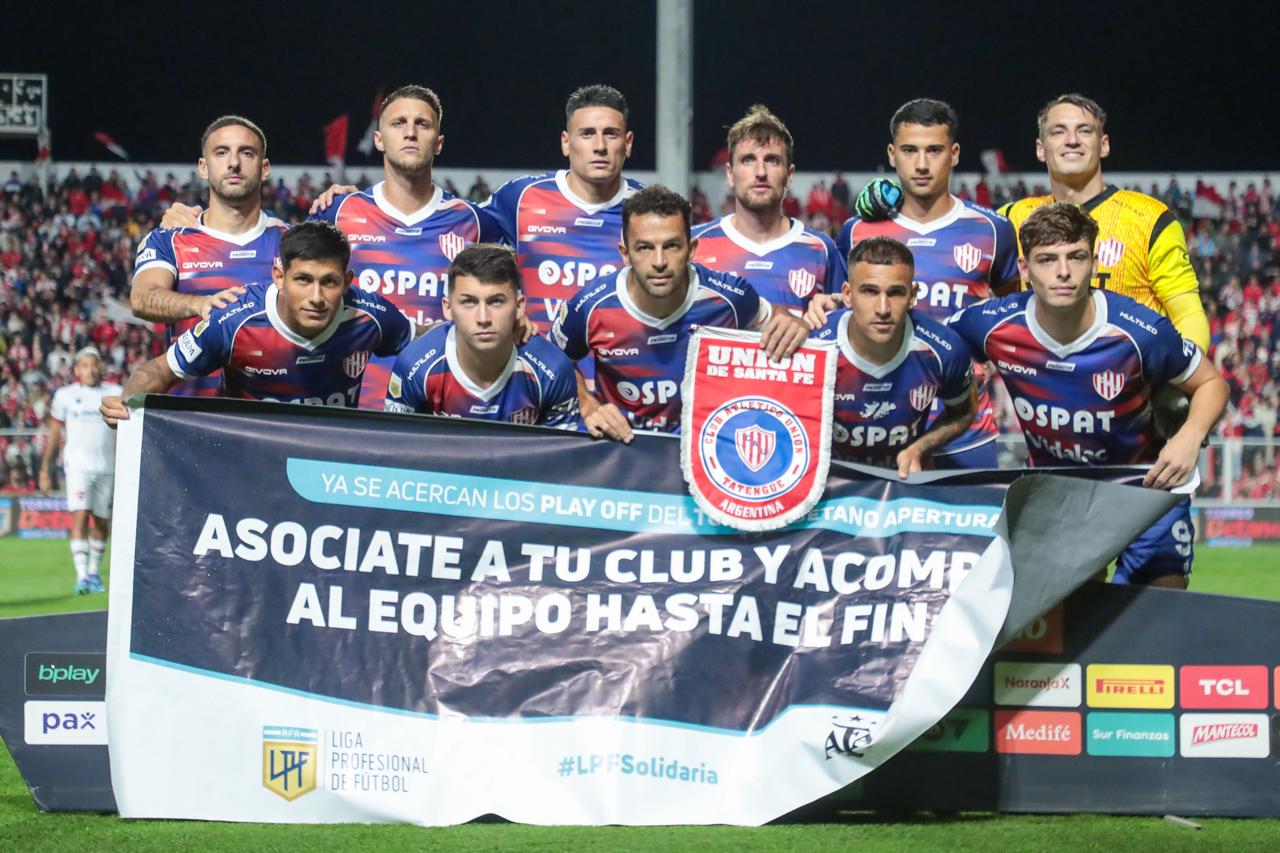Los 11 jugadores que salieron al campo de juego con Vazzoler a la cabeza.