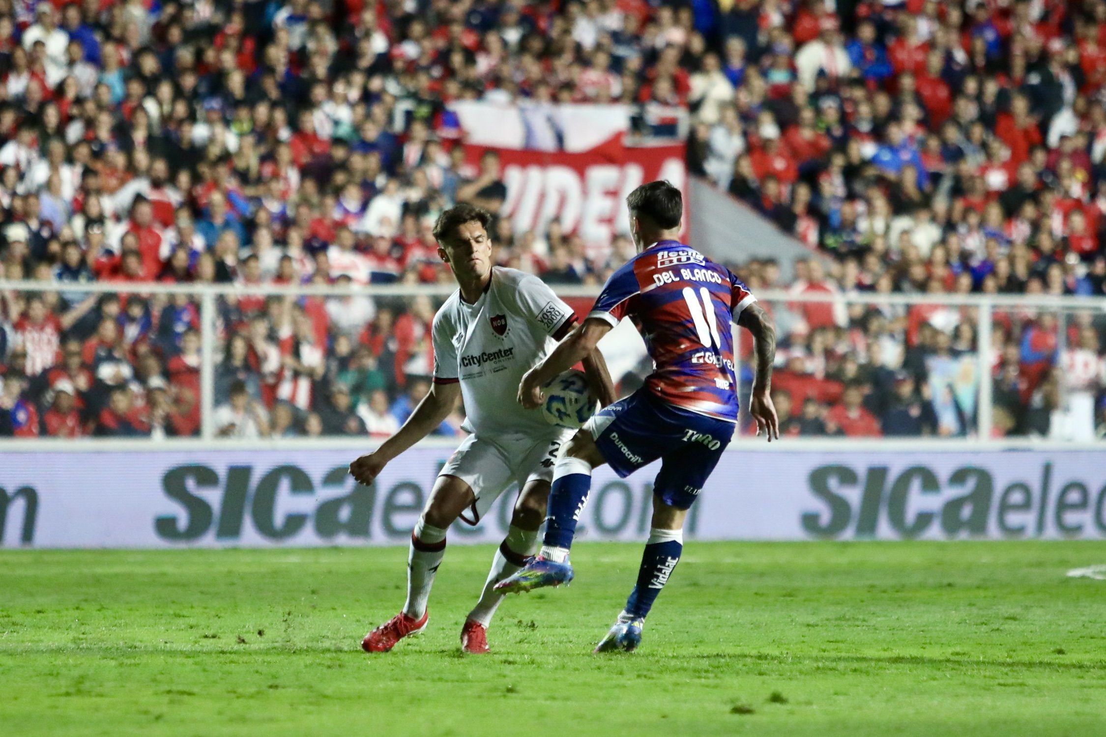 Mateo del Blanco trata de desbordar a un jugador de Newells