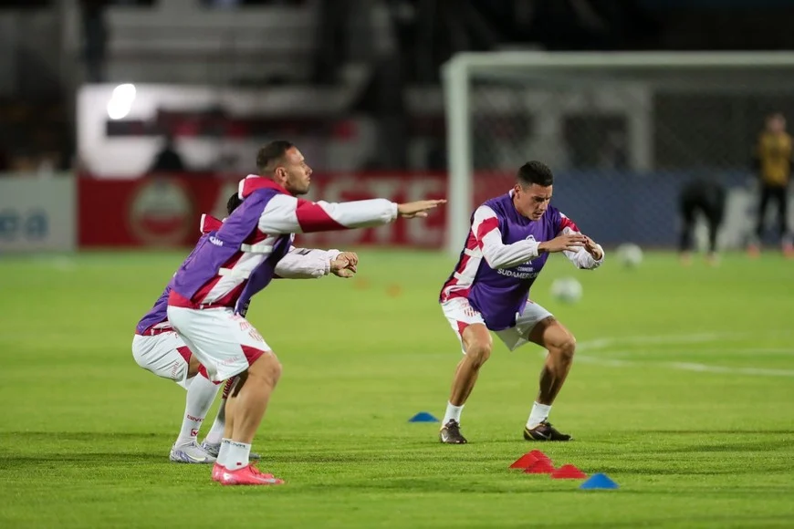 Claudio Corvalán y Mauricio Martínez en los movimientos precompetitivos. El Mugre volvió a ocupar el puesto de lateral tras mucho tiempo, pero su rendimiento fue flojo. Se lo notó falto de ritmo, lento en las coberturas, y en varias ocasiones llegó tarde a cerrar los espacios. En el segundo tiempo intentó proyectarse con mayor frecuencia, pero eso generó que quedaran huecos en la última línea que Mushuc Runa supo aprovechar con velocidad y precisión. 