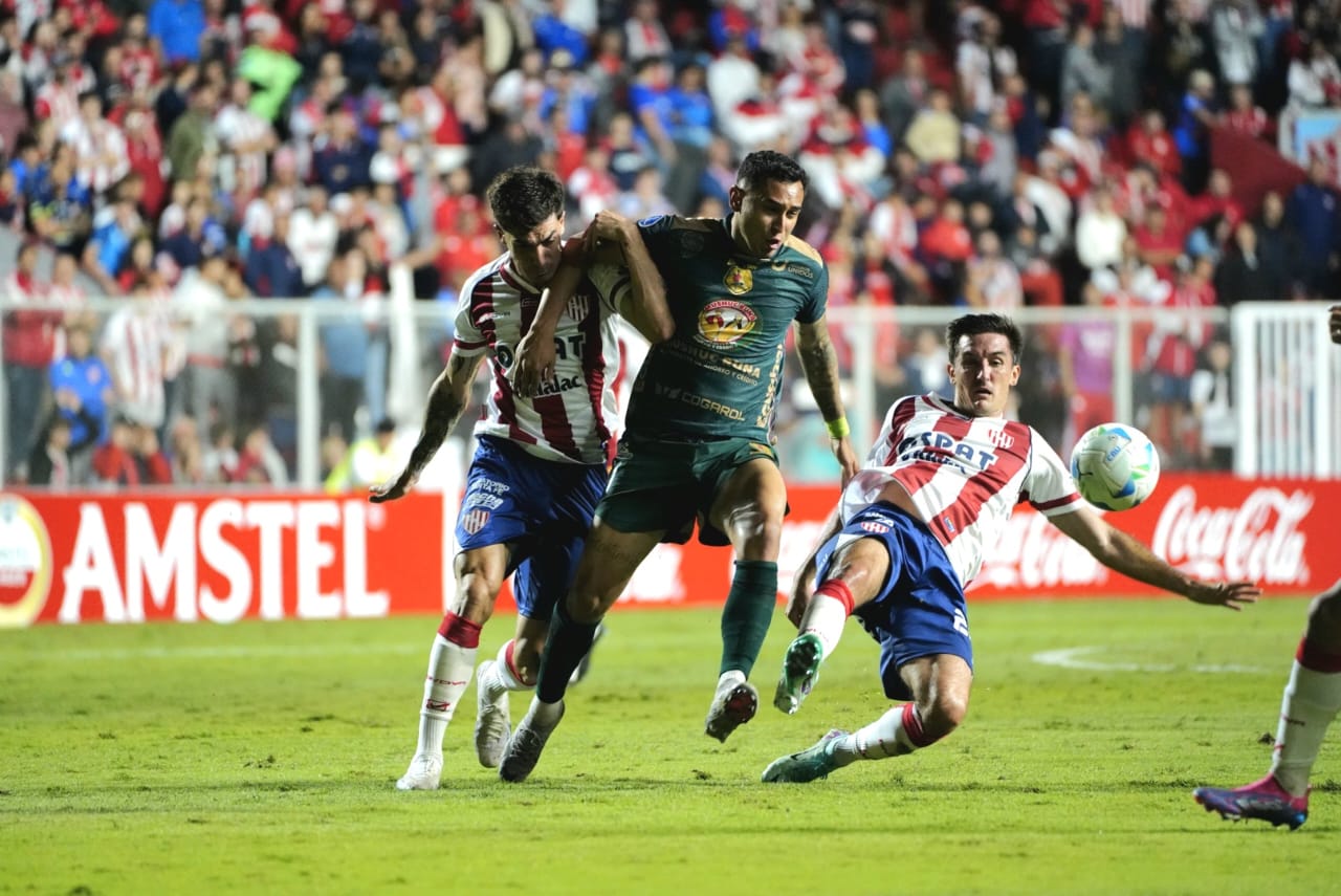 Mauro Pittón luchando con un jugador de Mushuc Runa