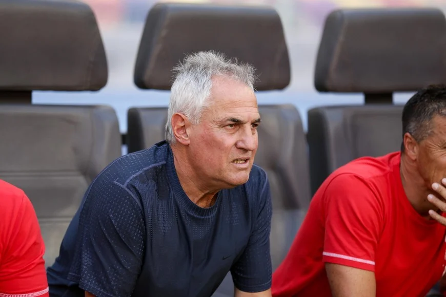 Madelón sentado en el banco de suplentes. Hasta el momento dirigió 17 partidos. Ganó 4, empató 9 y perdió 4. Suma el 41% de los puntos obtenidos.