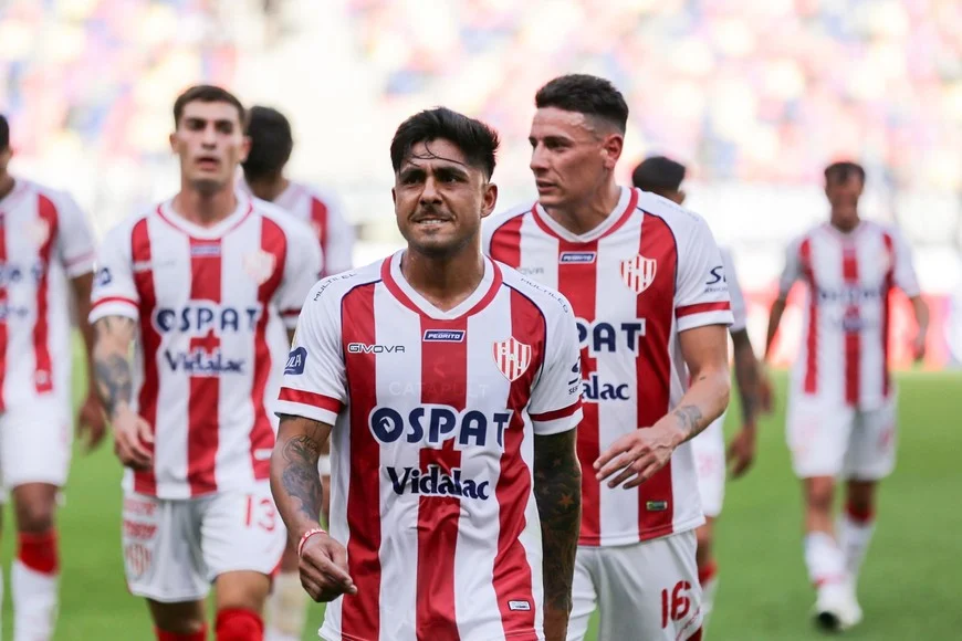 Cristian Tarragona se lamenta de la derrota. Porque cuando las cosas no le salen no da ninguna pelota por perdida y se las ingenia para generar algo en ataque. Salió muy cansado, pero es uno de los jugadores que cuando al equipo no le sale sobresale por otras virtudes.